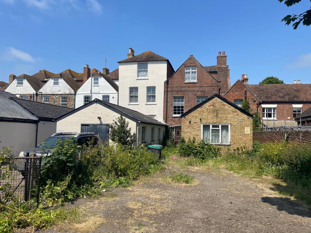 Lot: 107 - FREEHOLD INVESTMENT WITH PLANNING FOR DETACHED HOUSE TO THE REAR - Rear elevation
